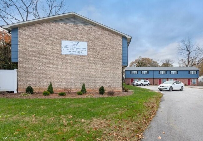 Building Photo - Townhomes at Humboldt Place- Fully renovated and move in ready 2 bedroom unit!