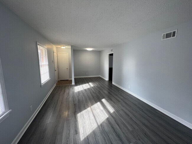 Foto del edificio - 3 bedroom 1 bathroom brick home in West Tu...