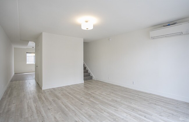 Building Photo - 377 W Lexington Dr