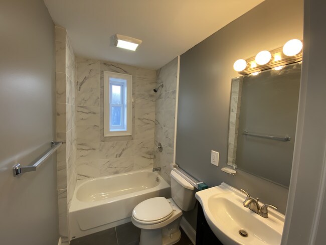 Foto del edificio - 301 Lilac Ln
