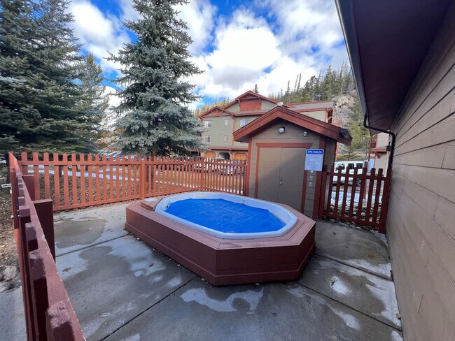 Foto del edificio - 290 Revett Dr