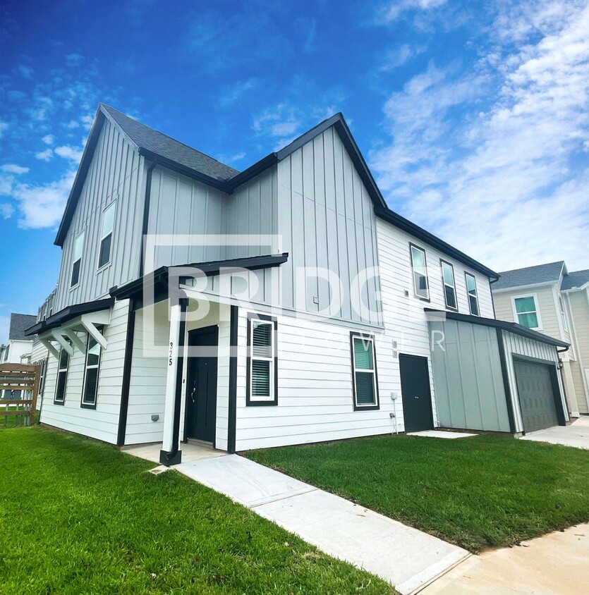 Primary Photo - 325 Huisache St