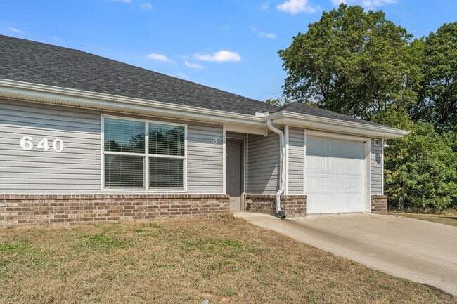 Foto del edificio - 640 Hidden Springs Dr
