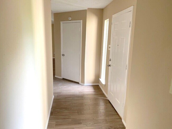 Foto del edificio - 16622 Maplemont Dr