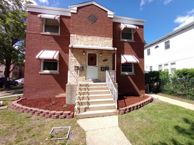 Edificio de 4 unidades, de propiedad familiar. - 5260 W Foster Ave