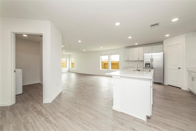 Building Photo - 1619 Red Oak Dr