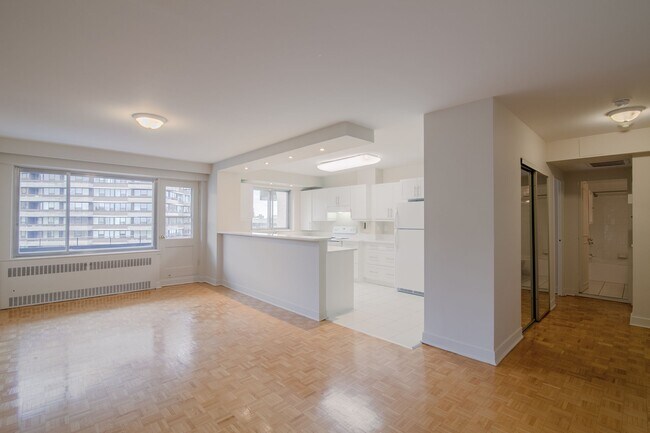 Building Photo - 3555 Chem. de la Côte-des-Neiges