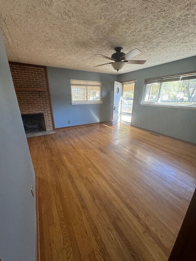 Foto del edificio - 3 Bed 1 Bath 1 Carport PRE-LEASING