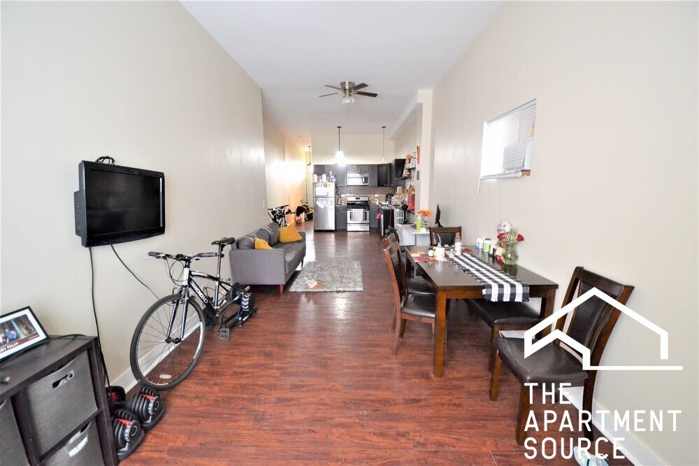Foto principal - 3813 W Montrose Ave