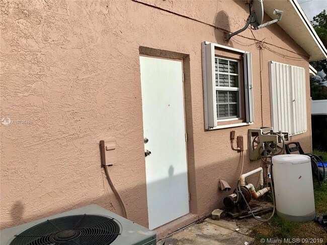 Foto del edificio - 3490 NW 24th St