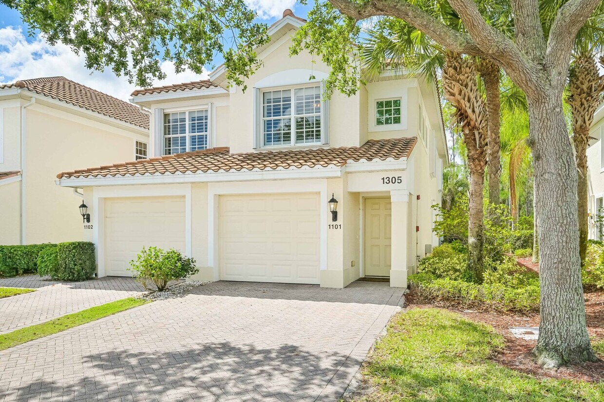 Primary Photo - ** 2 Bed + Den Townhome in Naples ~ 1 Car ...