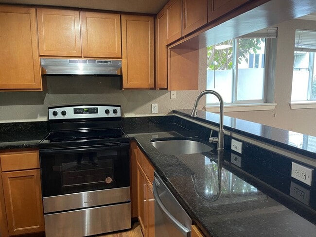 Building Photo - Adorable 2bd Juanita condo!