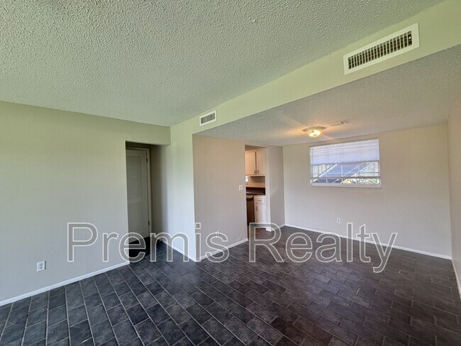 Foto del edificio - 200 Country Club Dr