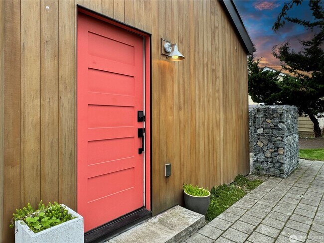 Foto del edificio - Remodeled 3 bdrm home on a large lot with 500 sq ft wrap around deck!