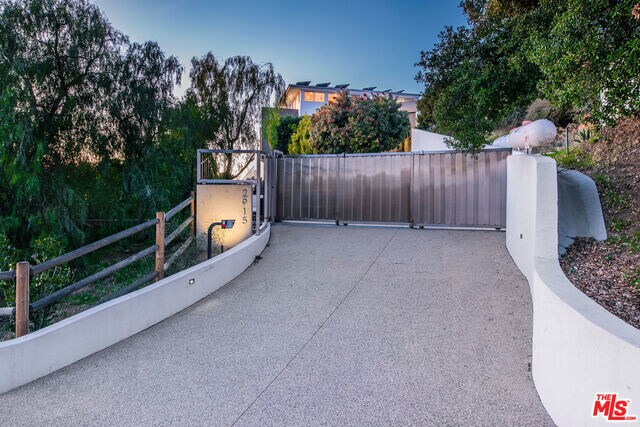 Building Photo - 2915 Tuna Canyon Rd