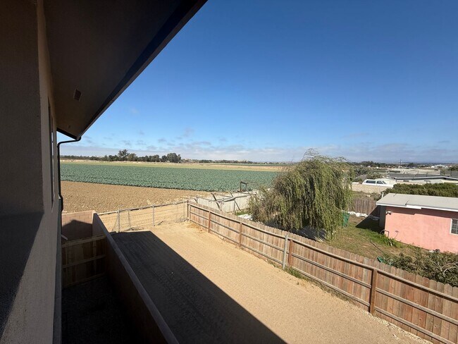 Foto del edificio - Free Month of Rent for Move in before Dec 1st - Brand New Upstairs 3 Bedroom Apartment