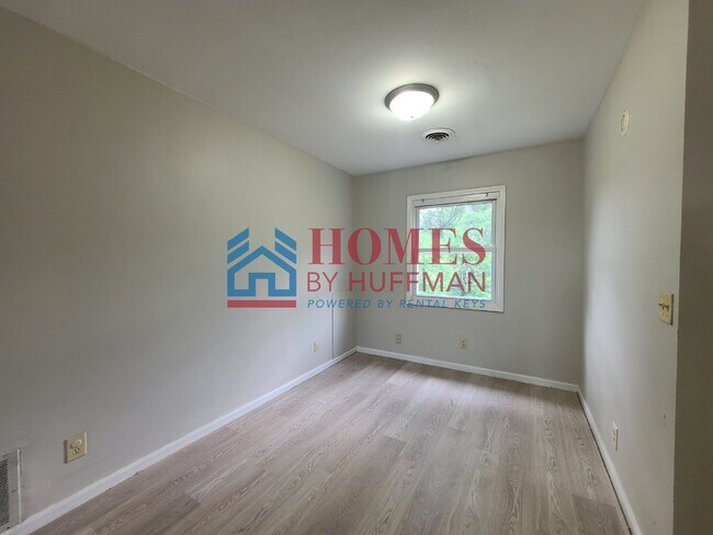 Foto del edificio - Two Bedroom Upstairs | Boonville | Deposit Special