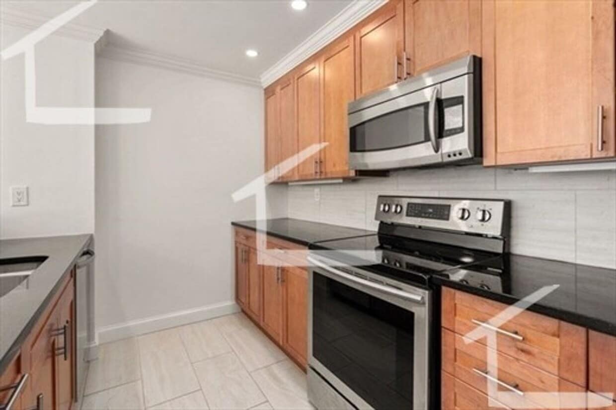 Primary Photo - Luxury 2 bed condo in a high end building ...