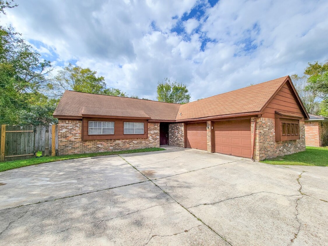 Primary Photo - RECENTLY REMODELED 4 BEDROOM 2 BATH HOME I...