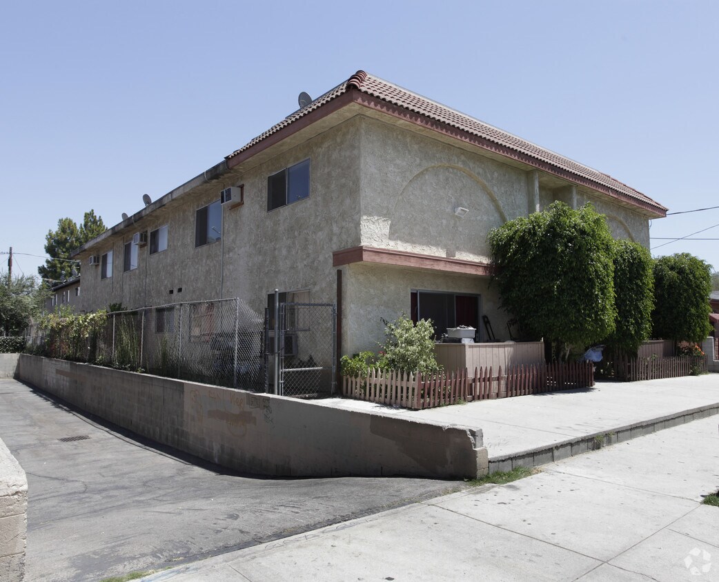 Foto del edificio - 6918 Hinds Ave