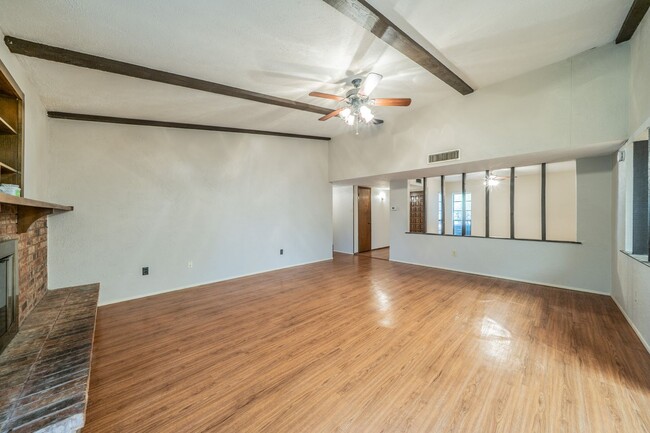 Building Photo - Move-In Ready 3-bed 2-bath!