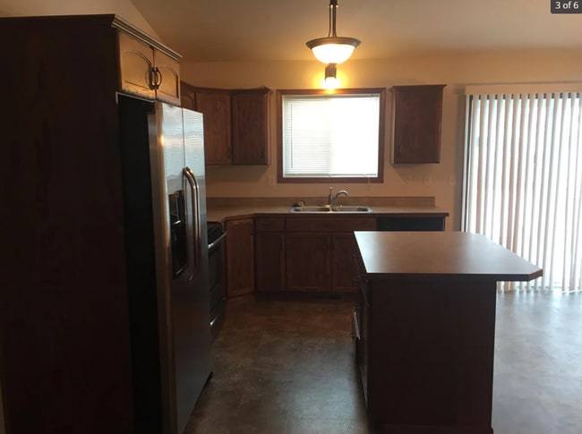 Building Photo - Beautiful bilevel twinhome in Eaglewood! N...