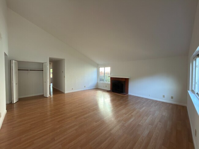 Foto del edificio - Spacious 3BR/2BA Single Family Home | 2-Car Garage + Great San Jose Location