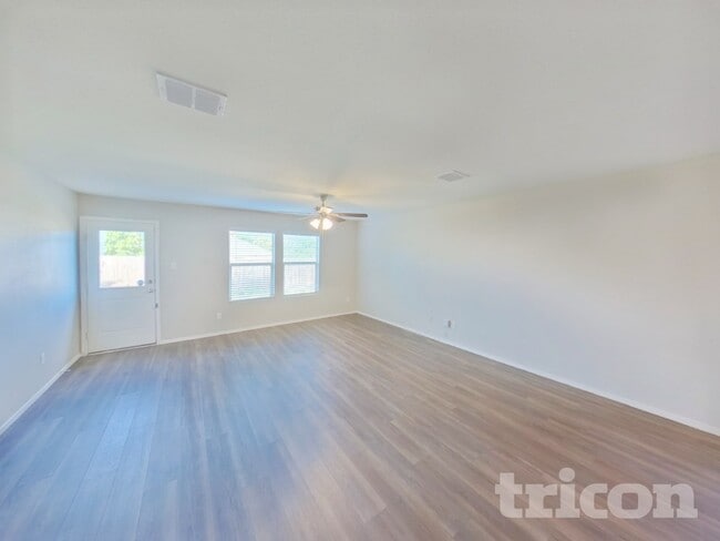 Building Photo - 746 Bayonet St