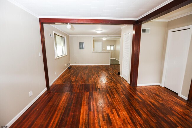 Building Photo - 1221 Greenwood Ave