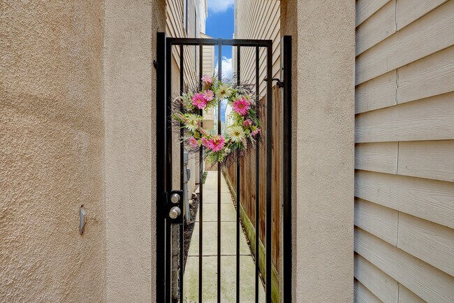 Building Photo - 5217 Lillian St