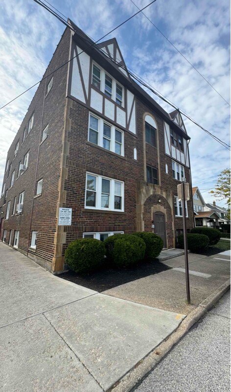 Primary Photo - 1682 Elbur Ave
