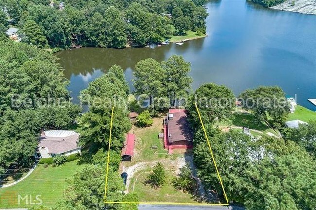 Building Photo - 2411 Lakeshore Dr NW