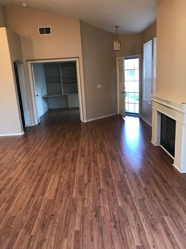 Foto del edificio - Charming Home with Pergo Floors...Just minutes from the lake!!