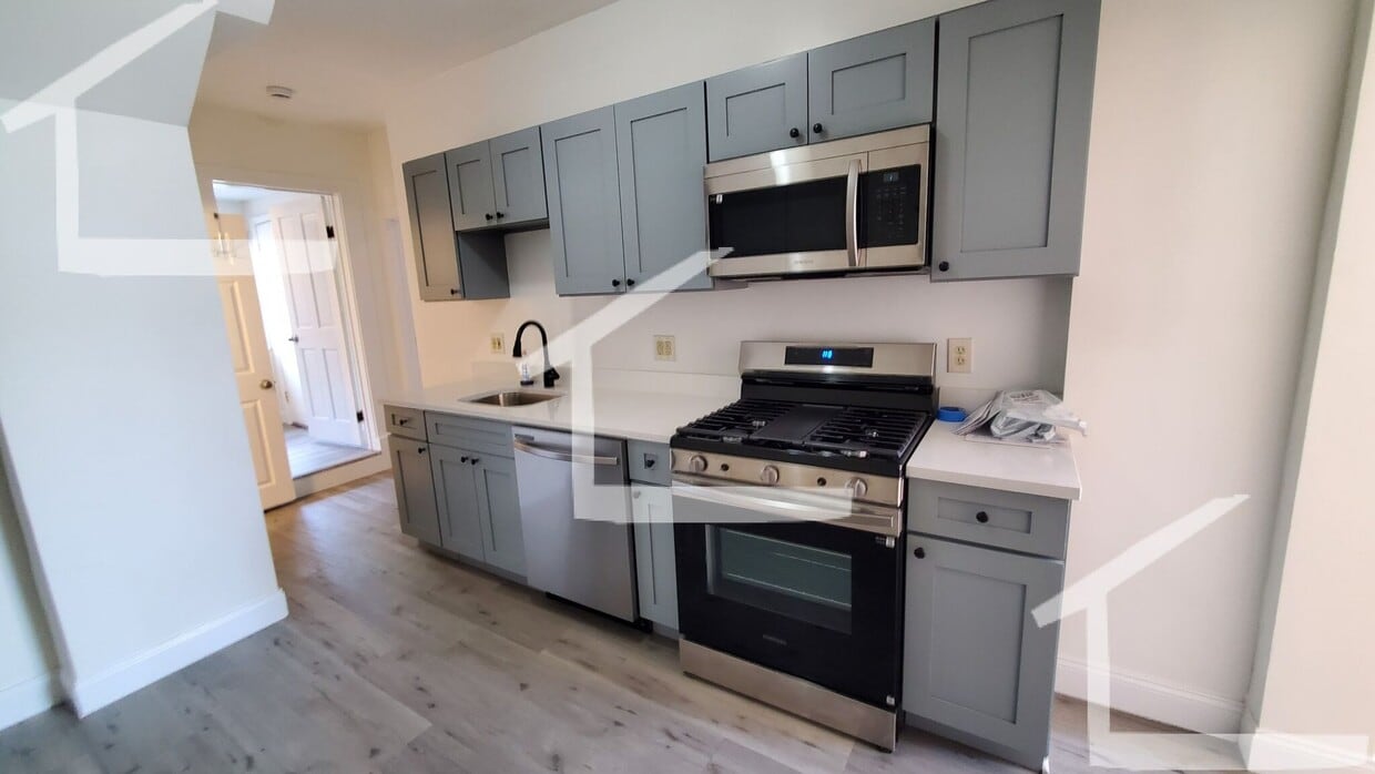 Primary Photo - Avl Now - No fee! Charming 2BR in Allston ...