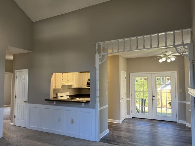 Building Photo - Location!!