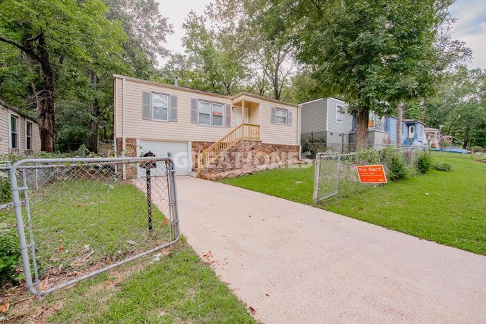 Primary Photo - 7237 Rome Ave