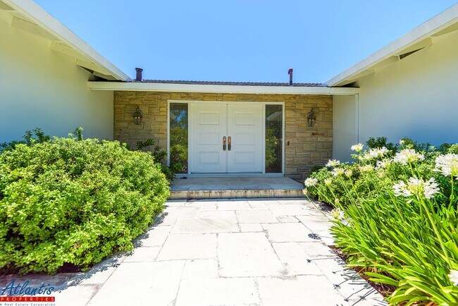 Foto del edificio - Stunning & Remodeled Home | Desirable Sara...