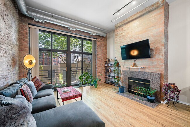 Living Room View 1 - 1525 S Michigan Ave