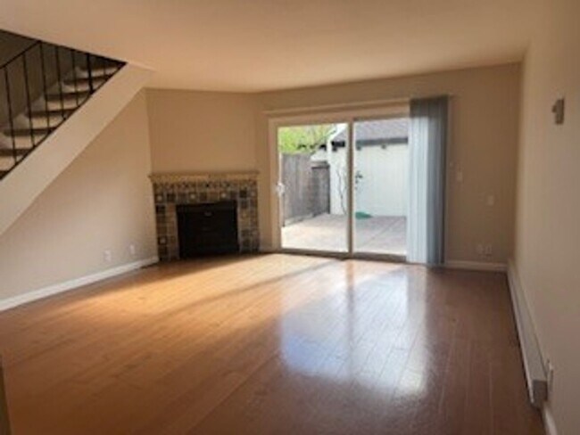Foto del edificio - Beautiful Los Gatos Condo, Excellent Schools, 2 Bedroom 1.5 Bath.  Patio and a private one car ga...