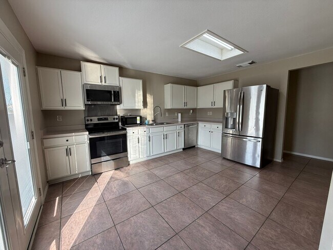 Building Photo - Spacious 3 bedroom, 2.5 bath, Thousand Oak...