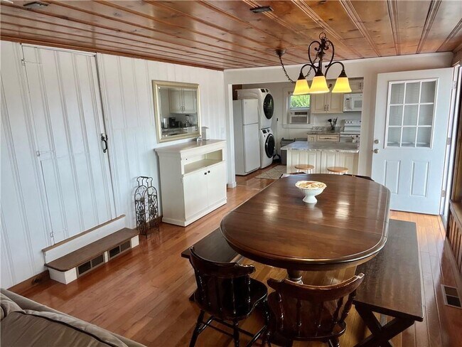 Building Photo - 71 Aquidneck Ave