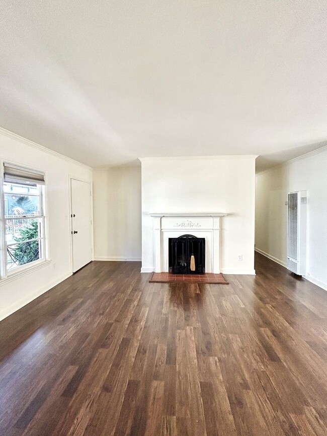 Building Photo - Second floor 1 bed/1 bath unit in Burlinga...