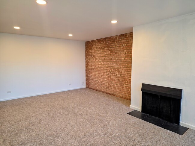 Building Photo - 5950 Oakwood Dr