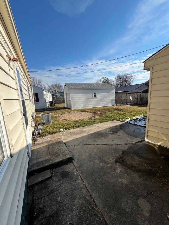Building Photo - 2 bedroom, 1 bathroom House!