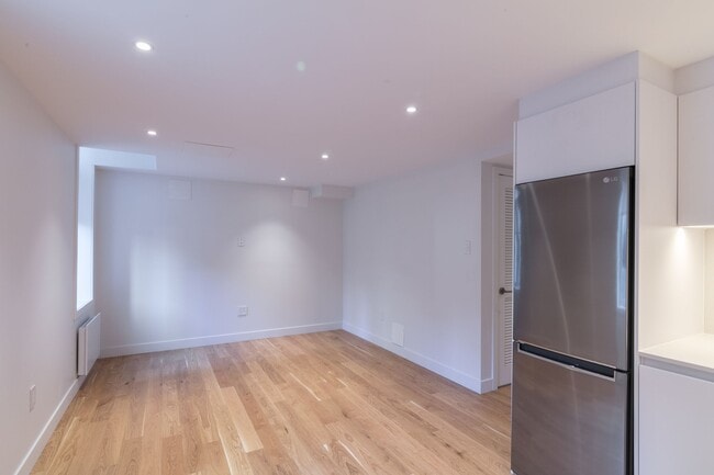 Building Photo - 2045 Rue Lambert Closse