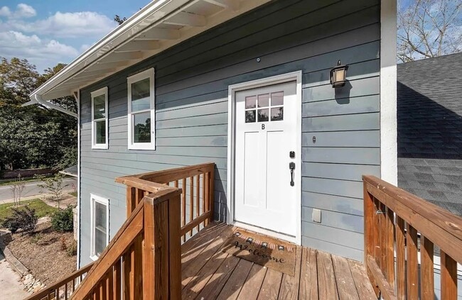 Entry - 1306 N Mangum St
