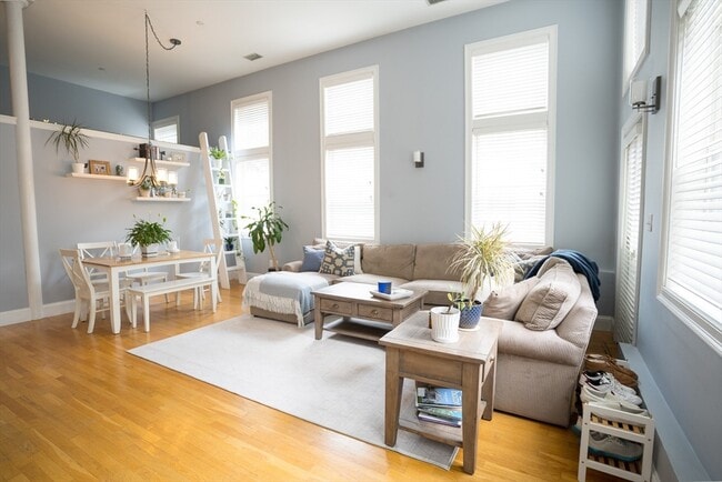 Foto del edificio - 352 W 3rd St