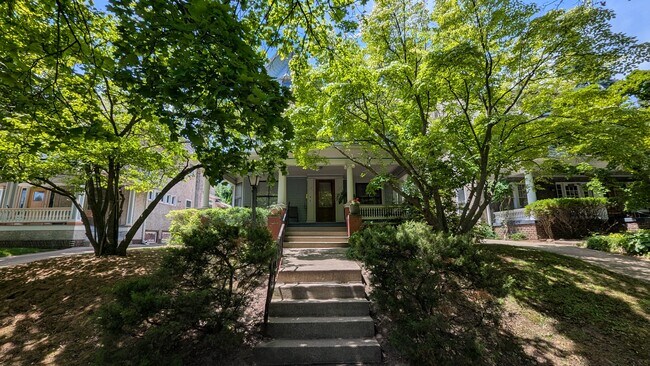 Building Photo - 2257 Scottwood Ave