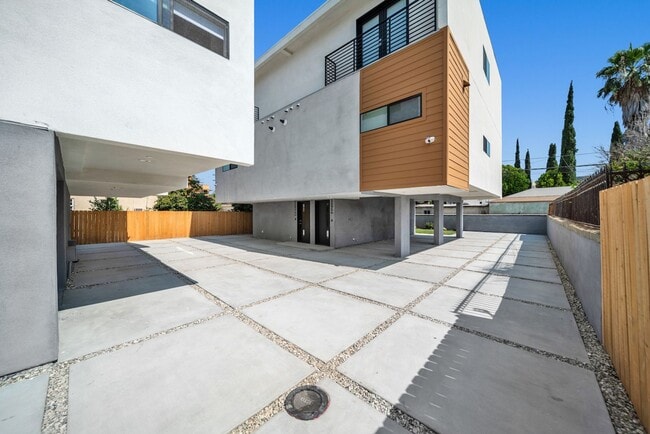 Building Photo - 11516 Victory Blvd