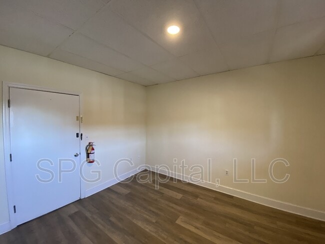 Building Photo - 5 Center Square